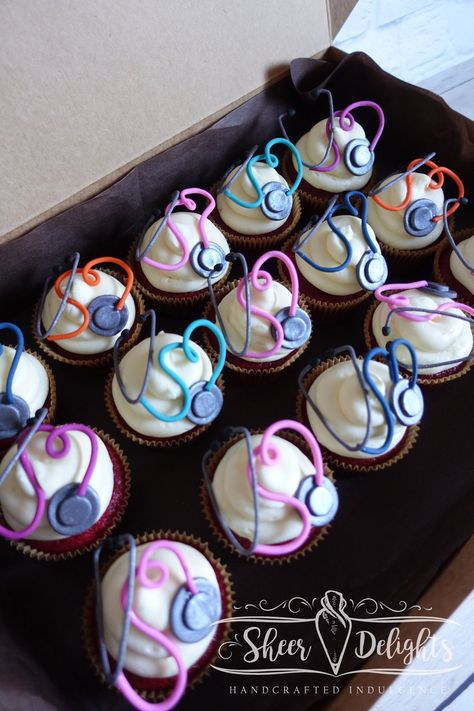 Stethoscope Cupcakes Nurses Week Desserts, Nurses Week Cupcakes, Stethoscope Cupcakes, Nurse Cupcakes Ideas, Medical Cupcakes, Nurse Cakes, Vet Party, Nurse Cupcakes, Spiderweb Cupcakes