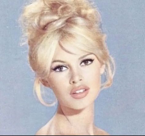 Woman With Blonde Hair, Bardot Hair, Bridgette Bardot, Bridget Bardot, Bardot Style, Actrices Hollywood, French Actress, Brigitte Bardot, 인물 사진