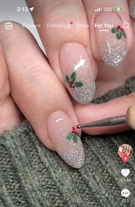 Christmas Aesthetic Nails Ideas, Christmas Nails Metallic, Holiday Nail Art Christmas, Holly Nails Christmas, Christmas Nails Holly, Christmas Nails Design Holiday, Holiday Gel Nails, Christmas Manicure Ideas, Christmas Nails Aesthetic