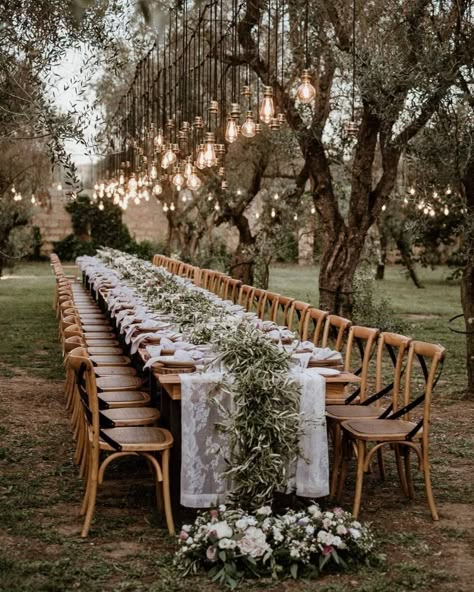 Outdoor Dinner Party, Destination Wedding Cost, Long Table Wedding, Wedding Reception Lighting, Cheap Wedding Decorations, Tafel Decor, Outdoor Dinner, Vintage Wedding Decorations, Table Set Up