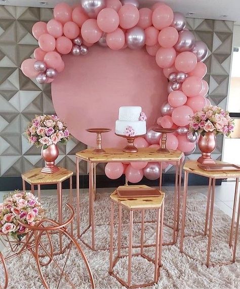 Cantinho de noiva 💍 on Instagram: “Decoração linda pra te inspirar 💞 Faria? Siga @blogcantinhodenoiva para inspirações diárias 💍” Festa Rose Gold, Social Service, Simple Birthday Decorations, 21st Birthday Decorations, Birthday Party Theme Decorations, Birthday Balloon Decorations, Diy Birthday Decorations, 18th Birthday Party, Birthday Planning