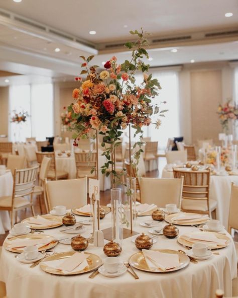 Bright Orange Floral Wedding Table Centerpiece Terracota Wedding Decorations, Burnt Orange And Pink Wedding, Orange Floral Wedding, Orange Centerpieces, Fall Wedding Table Decor, Simple Table Decorations, Gold Wedding Centerpieces, Orange And Pink Wedding, Wedding Top Table