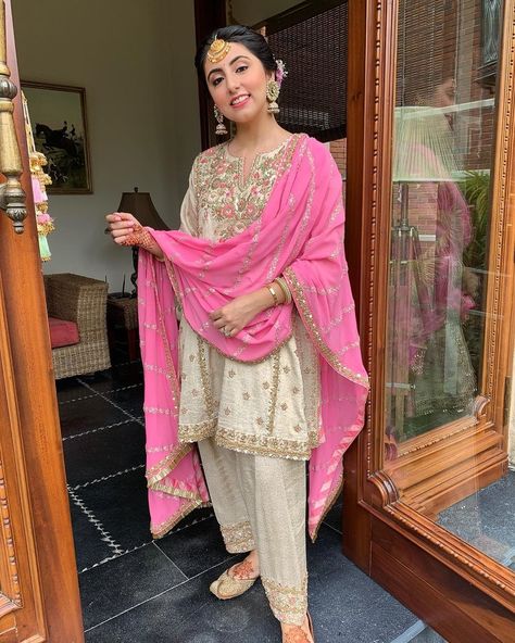 This Beige and Rani pink color punjabi salwar suit with heavy zari embroidery and blush pink heavy dupatta will make you say aww-dorable. #punajbisuits #weddingsuits #indianwear #indianbrides #bridalsuits #pastelcolor #designersuits #elegantsuits #classysuits #partywear #bridesmaid #brides2019 #shaadisaga #indianweddingdress #simplebridasuits #shaadisaga #karwachauth2019 Punjabi Dresses, Karva Chauth, Suits Punjabi, Beef Empanadas, Shadi Dresses, Pakistani Formal Dresses, Nikkah Dress, Punjabi Outfits, Indian Designer Suits