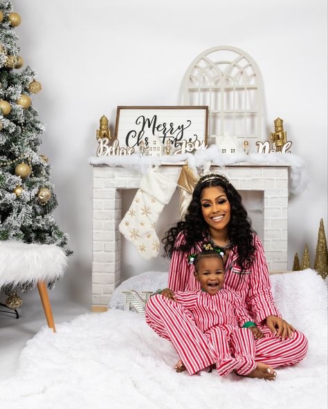 Natal, Family Christmas Pictures Single Mom, Mom And Daughter Christmas Photoshoot, Mommy Daughter Photography, Mommy Daughter Photoshoot, Mommy Daughter Pictures, Mommy Daughter Photos, Christmas Family Photoshoot, Daughter Photoshoot