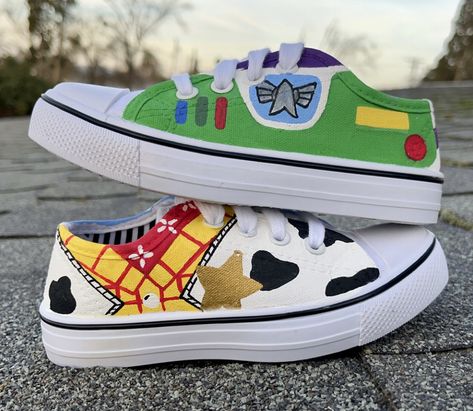 Diy Disney Shoes, Disney Painted Shoes, Canvas Shoes Diy, Disney Converse, Crocs Aesthetic, Disney Sneakers, Painted Shoes Diy, Disney Movie Night, Fairy Design