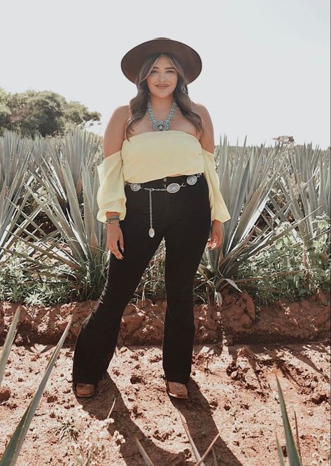 Women Western Outfits Plus Size, Plus Size Jaripeo Outfits Mexican, Plus Size Western Outfits Cowgirls Curvy Fashion, South Western Outfits Women, Mexican Concert Outfit Ideas Plus Size, Plus Size Cowgirl Outfits Concert, Jaripeo Outfits Plus Size, Baile Outfits Jaripeo Plus Size, Plus Western Outfits