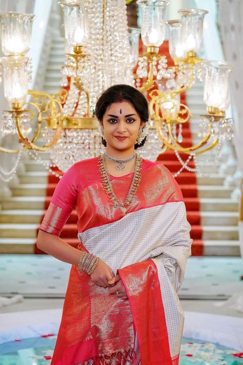 Kanjivaram Sarees Silk, Cotton Saree Blouse Designs, Keerthi Suresh, Keerthy Suresh, Traditional Silk Saree, Bride Photography Poses, Short Curly Styles, Saree Trends, Kanjivaram Sarees