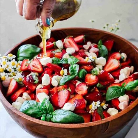 Summer Strawberry Caprese Salad - Oh So Delicioso Side Dishes For Parties, Summer Strawberry Salad, Strawberry Appetizers, Strawberry Caprese, Dishes For Parties, Honey Balsamic Dressing, Gorgonzola Salad, Honey Vinaigrette, Noom Recipes