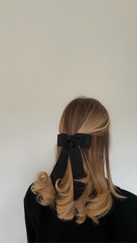 Coquette vibe / coquette aesthetic outfit / coquette hair /coquette hairstyles Hair With Bows Aesthetic, Easy Wedding Hairstyles Medium Length, Coquette Outfit Formal, Coquette Ponytail, Short Hair Coquette, Black Bow In Hair, Black Coquette Outfit, Working Hairstyles, Peinado Coquette