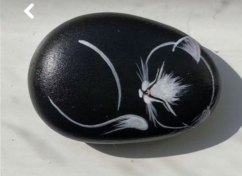 Painted Animals On Rocks, Painted Cat Rocks Easy, Big Painted Rocks, Rock Painting Ideas Cat, Hand Painted Rocks Animals, Cat Painted Rocks Ideas, Rock Painting Cat, Cute Painted Rocks Ideas, Black Rock Painting Ideas