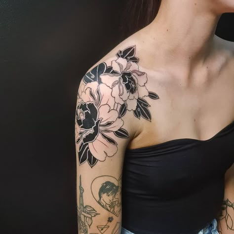 Big Flower Tattoo On Back Shoulder Flower Tattoo On Back Shoulder, Peony Shoulder Tattoo, Tattoo On Back Shoulder, Arm Floral Tattoo, Flower Tattoo On Back, Japanese Peony Tattoo, Tattoo Under Breast, Black Flowers Tattoo, Japanese Peony