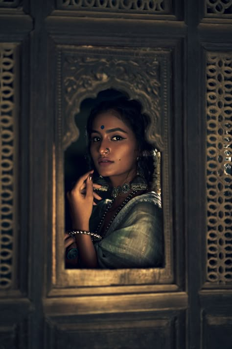 South Asian Aesthetic, Vintage India, Indian Photoshoot, Saree Photoshoot, Indian Photography, Vintage Bollywood, Portrait Photography Poses, Indian Aesthetic, Photography Poses Women