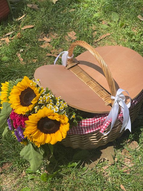 Picnic Basket Flowers, Picnic Basket Flower Arrangement, Picnic Flower Arrangements, Picnic Flowers Aesthetic, Flower Basket Aesthetic, Picnic Basket Aesthetic, Picnic Basket Decor, Sunflower Picnic, Summer Picnic Aesthetic