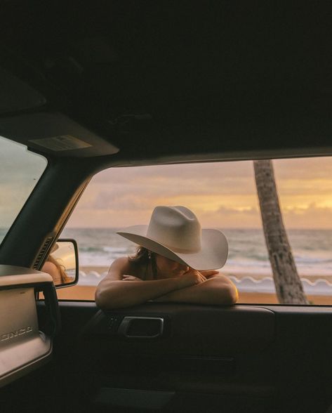 Surfer Cowgirl Aesthetic, Edgy Cowgirl Aesthetic, Summer Cowgirl Aesthetic, Brunette Cowgirl Aesthetic, Western Vibe Photoshoot, Western Beach Photoshoot, Desert Cowgirl Aesthetic, Country Beach Aesthetic, Country Photoshoot Ideas For Women