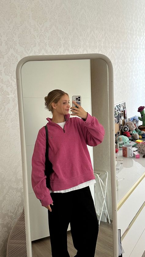 Dark Pink Sweater Outfit, Pink Sweater Outfit Fall, Pink Pullover Outfit, Amsterdam Girls, Dark Pink Sweater, Pink Sweater Outfit, Pullovers Outfit, Sport Sweater, Pink Sports