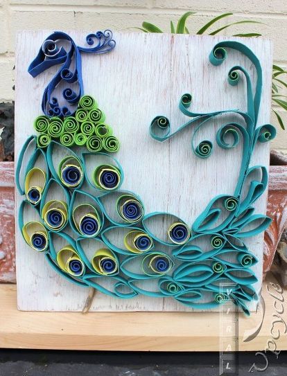 Give this upcycled art a try… and see how paper towel roll art gives life to a peacock. Easy explanation; Paint, cut, roll and glue them.. Paper Towel Roll Art, Paper Towel Crafts, Toilet Paper Art, Toilet Paper Roll Art, Rolled Paper Art, Toilet Paper Tube, Art Quilling, Toilet Paper Crafts, Bohemian Rustic