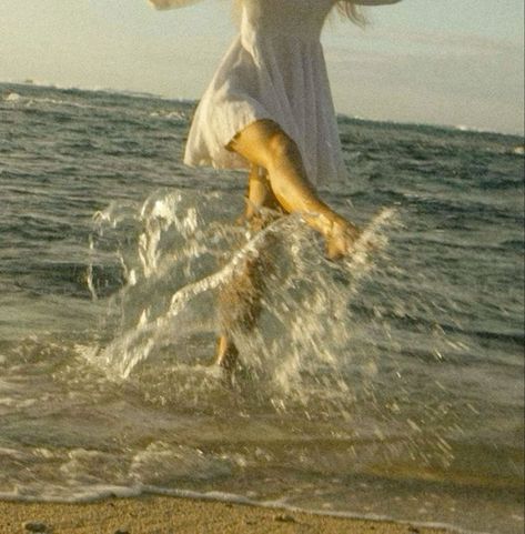 Surfergirl Style, Vintage Foto's, Chloe Walsh, Shooting Photo, Summer Feeling, Summer Dream, Beach Aesthetic, Narnia, Photography Inspo