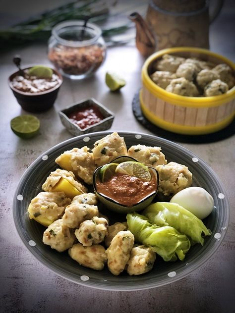 Siomay Photography, Indonesian Food Plating Ideas, Malay Food Photography, Malay Cuisine Photography, Balinese Food Photography, Pangsit Goreng, October Photoshoot, Traditional Food Photography Indonesian, Fish Paste