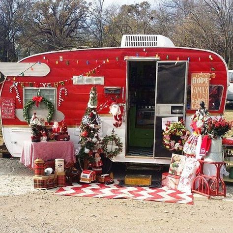 Christmas caravan time Christmas Trailer, Decorating Your Rv, Camper Christmas, Camping Planning, Ceramic Cafe, Canned Ham, Vintage Campers Trailers, Vintage Caravans, Retro Campers