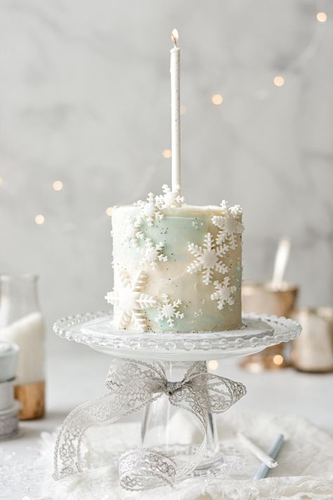 Schnee Party, Winter Onederland Cake, Christmas Birthday Cake, First Birthday Winter, Winter Wonderland Cake, Winter Wonderland Birthday Party, Winter Onederland Birthday Party, Christmas Themed Cake, Snowflake Cake