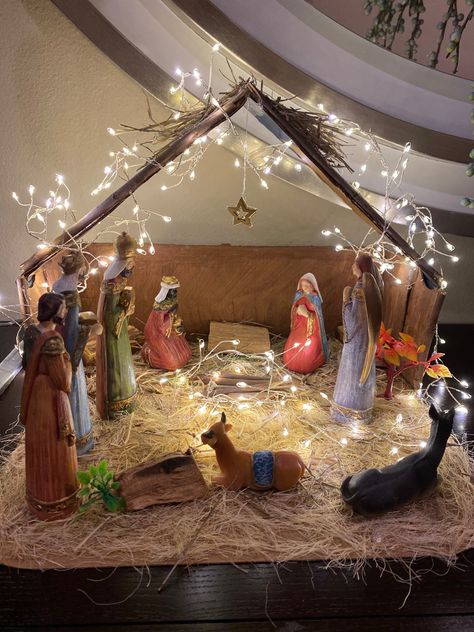 Small Christmas Crib Ideas, Simple Christmas Crib Ideas, Nativity Manger Diy Stables, Diy Christmas Manger Ideas, Diy Crib Christmas, Easy Crib Ideas Christmas Diy, Pesebres Navidad Ideas Originales Pequeños, Crib Ideas For Christmas, Crib Decoration Ideas Christmas