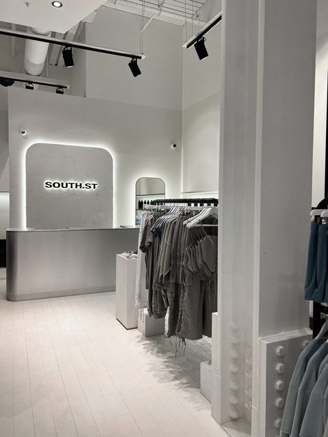 Warehouse Shop Design, Luxury Retail Interior, Small Clothing Store Interior, Small Boutique Interior, Botique Interiors, Clothing Showroom, Warehouse Ideas, Retail Store Interior Design, Clothing Store Interior