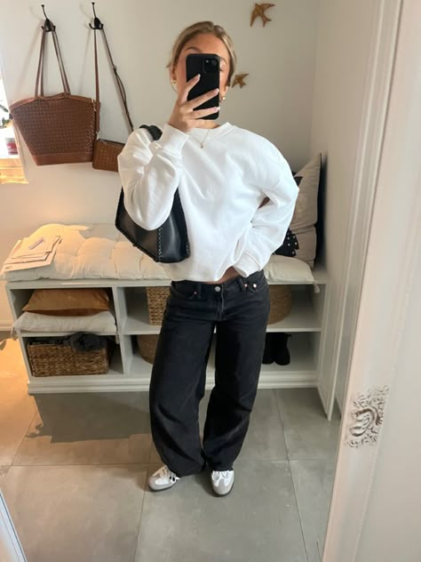 White Crew Neck Outfit, Stockholm Style Winter Outfits, White Crewneck Outfit, White Sweatshirt Outfit, Pakaian Hipster, Tomboy Outfit Ideas, Tomboy Outfit, Baggy Outfit Ideas, Uggs Boots