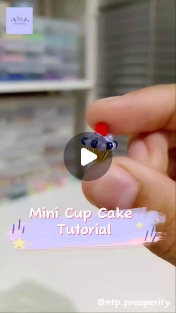 Seed Bead Cupcake Free Pattern, Beaded Cupcake Tutorial, Beaded Cake Tutorial, Diy Beaded Charms, Beaded Charms Diy, Diy Seed Bead Jewelry Ideas, Beaded Cake, Cupcake Tutorial, Hand Beaded Bag