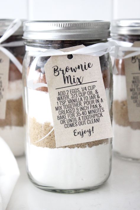 Pre-made brownie mix gift idea with free printable tag! Perfect easy gift for neighbors or friends! Brownie Mix In A Jar, Best Brownie Mix, Jar Food Gifts, Mason Jar Cookie Recipes, Mason Jar Gifts Recipes, Mason Jar Mixes, Mason Jar Cookies Mix, Brownies In A Jar, Homemade Brownie Mix