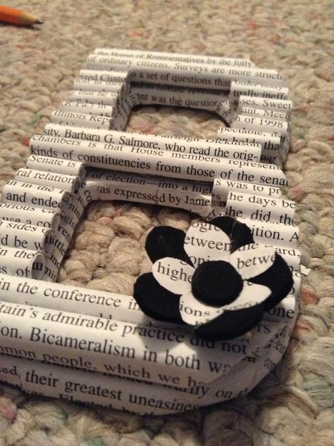 Old Book Art Ideas, Books Diy Crafts, Things To Do With Old Book Pages, Crafts To Do With Old Books, Crafts To Do With Book Pages, Things To Do With Book Pages, Old Book Diy, Crafts With Book Pages, Book Pages Crafts