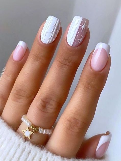 Cute Nails For Christmas Short, Festive Short Nails, Christmas Nail Dip Designs, Christmas Nails 2022 Short, Short Nail Designs 2023, Short Square Christmas Nails, Tattoo Hacks, Christmas Nails Simple Classy, Cute Short Christmas Nails