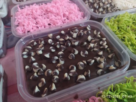 Brownies kukus di lapisi dengan whippcream dan coklat lumer, topping choco chip black white mempercantik penamapilan, gemes mau ngunyah. Black, Brownies, Black White, Brownies Lumer, Brownies Kukus, White