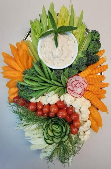 Elegant Vegetable Tray, Porch Dinner Party, Veggie Platter Display, Eid Brunch, Hummus Ideas, Pretty Charcuterie Board, Veggie Display, Snack Boards, Platter Display