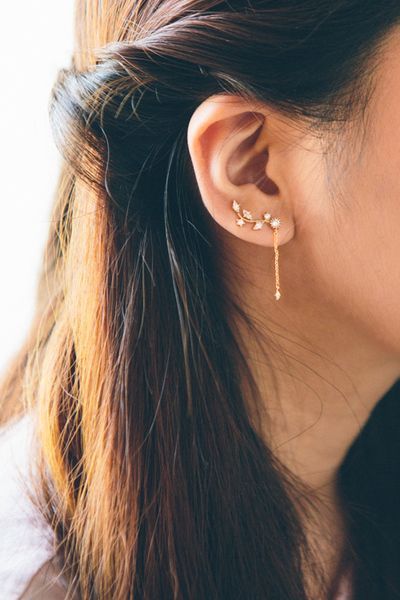 Earring drop, chic earring. Ear Pins Earrings, Chic Earrings, Gold Earrings Designs, Girly Jewelry, Gold Jewelry Fashion, Pretty Jewellery, Ear Jewelry, Piercing Jewelry, Cute Jewelry