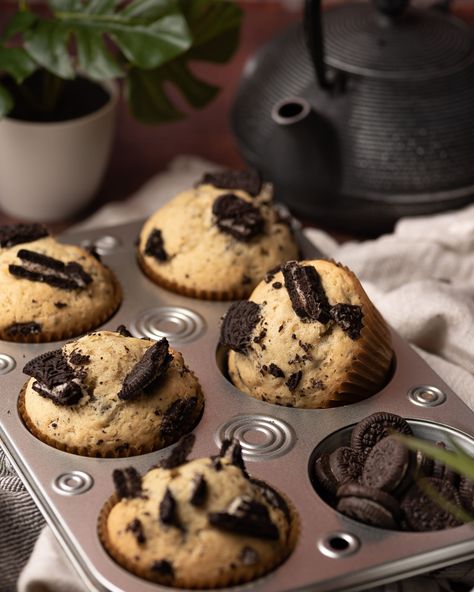 Oreo Muffins Recipe, Cupcake Recipes Oreo, S’mores Muffins, Muffin Oreo, Cookie Dough Oreo Brownie Cupcakes, Oreo Muffins, Cookies And Cream Cupcakes Oreo, Bakery Style Muffins, Breakfast Cups