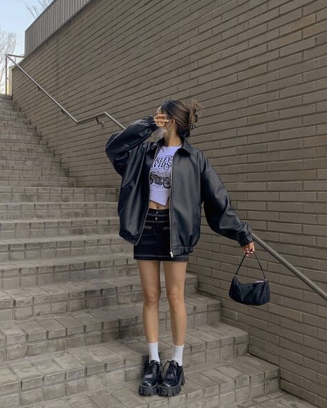 Korean Inspired Outfits Summer, Outfits W Leather Jackets, Downtown Girl Leather Jacket, Leather Jacket Downtown, Summer Downtown Outfits, Baggy Leather Jacket, Black Jacket Outfit, Baggy Streetwear, Downtown Outfits