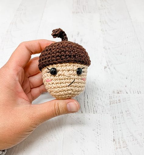 Natal, Crochet Acorn Pattern, Grace And Yarn, Crochet Acorn, Acorn Hat, Acorn Pattern, Crochet Apple, Autumn Crochet, Fall Crochet Patterns