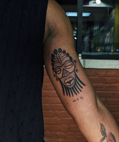 Tattoo Ideas For Masc Women, African Traditional Tattoo, Haitian Art Tattoo, African American Traditional Tattoo, African Culture Tattoo, Afro Traditional Tattoo, Black People With Tattoos, Neo Soul Tattoo, Afro Americana Tattoo