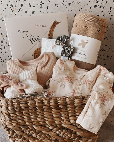 Neutral Baby Shower Gifts Basket, Baby Shower Gift Box Ideas, Baby Box Ideas, Newborn Basket Gift, Baby Basket Gift Ideas, Baby Gift Basket Ideas, Baby Shower Basket Gift Ideas, Baby Box Gift, Newborn Baby Gift Ideas