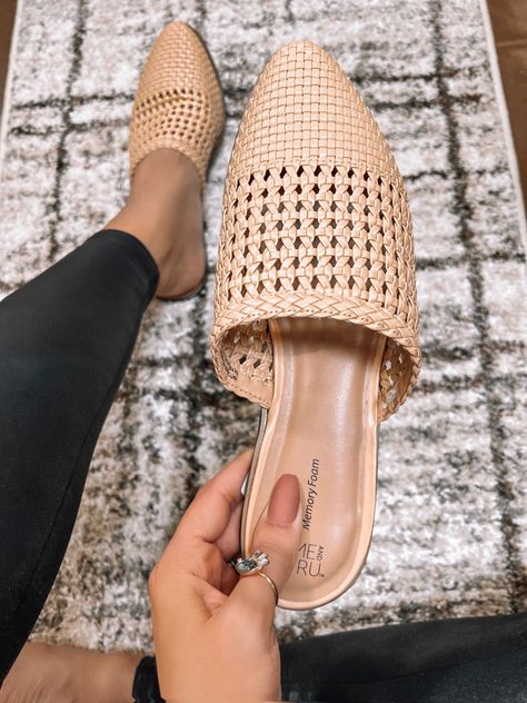 Spring light tan mules Open Toe Mules Outfit, Mules Outfit, Summer Mules, Tan Mules, Shoes For Spring, Light Tan, Mule Flat, Spring Shoes, Shoes Shoes