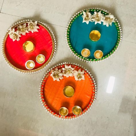 Rakhi Thali Decoration, Aarti Decoration, Indian Decor Diy, Gifts For Marriage, Mehndi Plates, Rakhi Thali, Return Gifts Indian, Diy Candles Design, Arti Thali Decoration