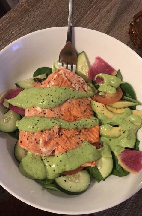 Food For Christmas, Dinner Snapchat, Salmon With Avocado, Salad With Avocado, Yogurt Dressing, Salmon Avocado, Salmon Salad, Healthy Lifestyle Food, Healthy Food Motivation