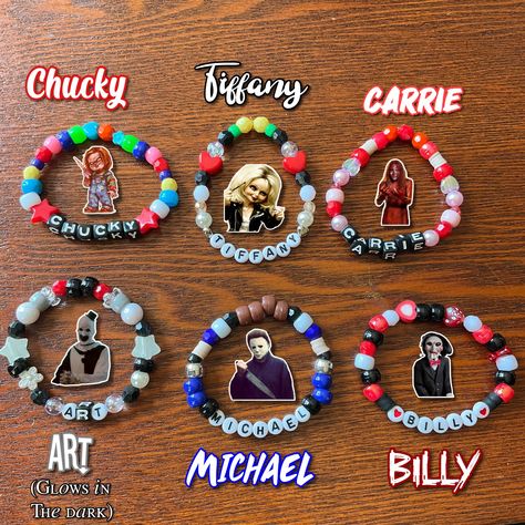 Art The Clown Bracelet, Horror Movie Bracelets, Cute Bead Ideas, Horror Bracelet Ideas, Bracket Ideas Beads, Kandi Friendship Bracelets, Gravity Falls Bracelet, Horror Kandi, Emo Bracelet Ideas