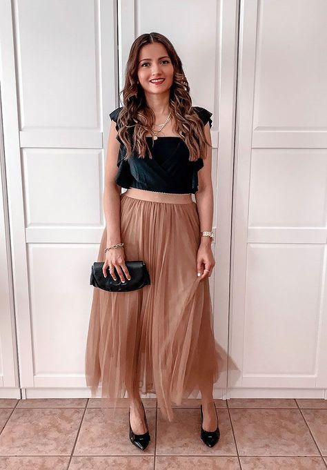 black bodysuit brown tulle skirt chanel half moon wallet on a chain blogger outfit Silver Bubble Skirt Outfit, Beige Tulle Skirt Outfit, Brown Tulle Skirt, Style A Tulle Skirt, Beige Tulle Skirt, Skirt Chanel, Tulle Skirts Outfit, Spring Skirt Outfits, Tulle Wedding Skirt