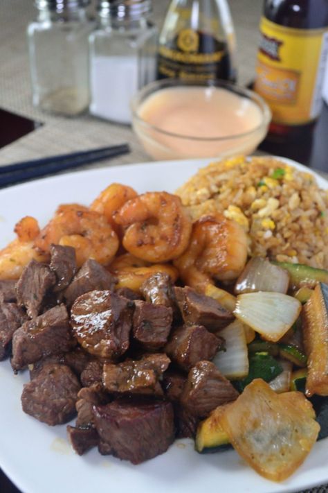 Restaurant quality Hibachi dinner made right in your kitchen! This recipe details step by step instructions on how to make a fun and delicious meal! Hibachi Rice, Hibachi Dinner, Hibachi Steak, Hibachi Recipes, Meat And Veggies, Yum Sauce, Yum Yum Sauce, Diner Recept, Veggie Wraps