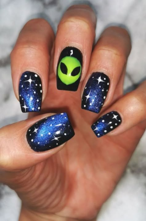 Alien Nails Design, Ufo Nails, All Black Nails, Nail Art Design 2023, Alien Nails, Holo Nails, Nails Trend, Space Nails, Nail Decor