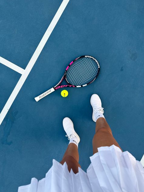 Play Tennis Aesthetic, Tennis Camp Aesthetic, Tennis Aesthetic Pictures, Tennis Asthetic Picture, Girl Sports Aesthetic, Tennis Vibe, Mode Tennis, Tennis Photoshoot, Tennis Lifestyle