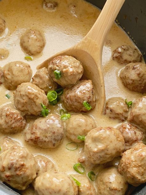 Easy Slow Cooker Swedish Meatballs Meatballs In Cream Sauce, Best Swedish Meatball Recipe, Vegan Swedish Meatballs, Swedish Meatball Sauce, Easy Swedish Meatball Recipe, Swedish Meatballs Easy, Gravy Packet, Meatballs And Gravy, Resep Pasta