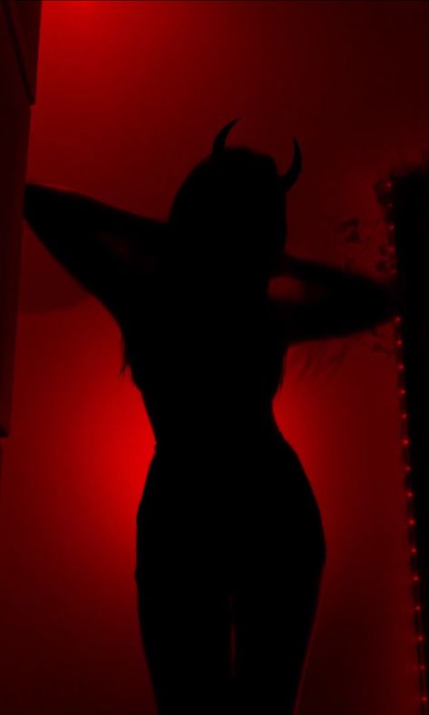 Red Silhouette Aesthetic, Demon Aestethic Girl, Dark Feminine Pfp, Aesthetics Pictures, Angel Y Diablo, Images Terrifiantes, Demon Aesthetic, Aesthetic Profile Picture Cartoon Soft, Devil Aesthetic