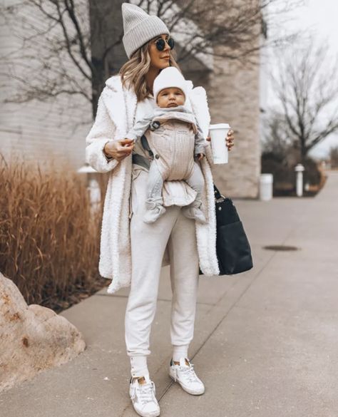 Must haves for Moms on the go | Cella Jane Cella Jane, Mommy Outfits, Breastfeeding Clothes, Mum Fashion, Baby Necessities, Mommy Baby, Mama Style, Mommy Style, Stylish Maternity